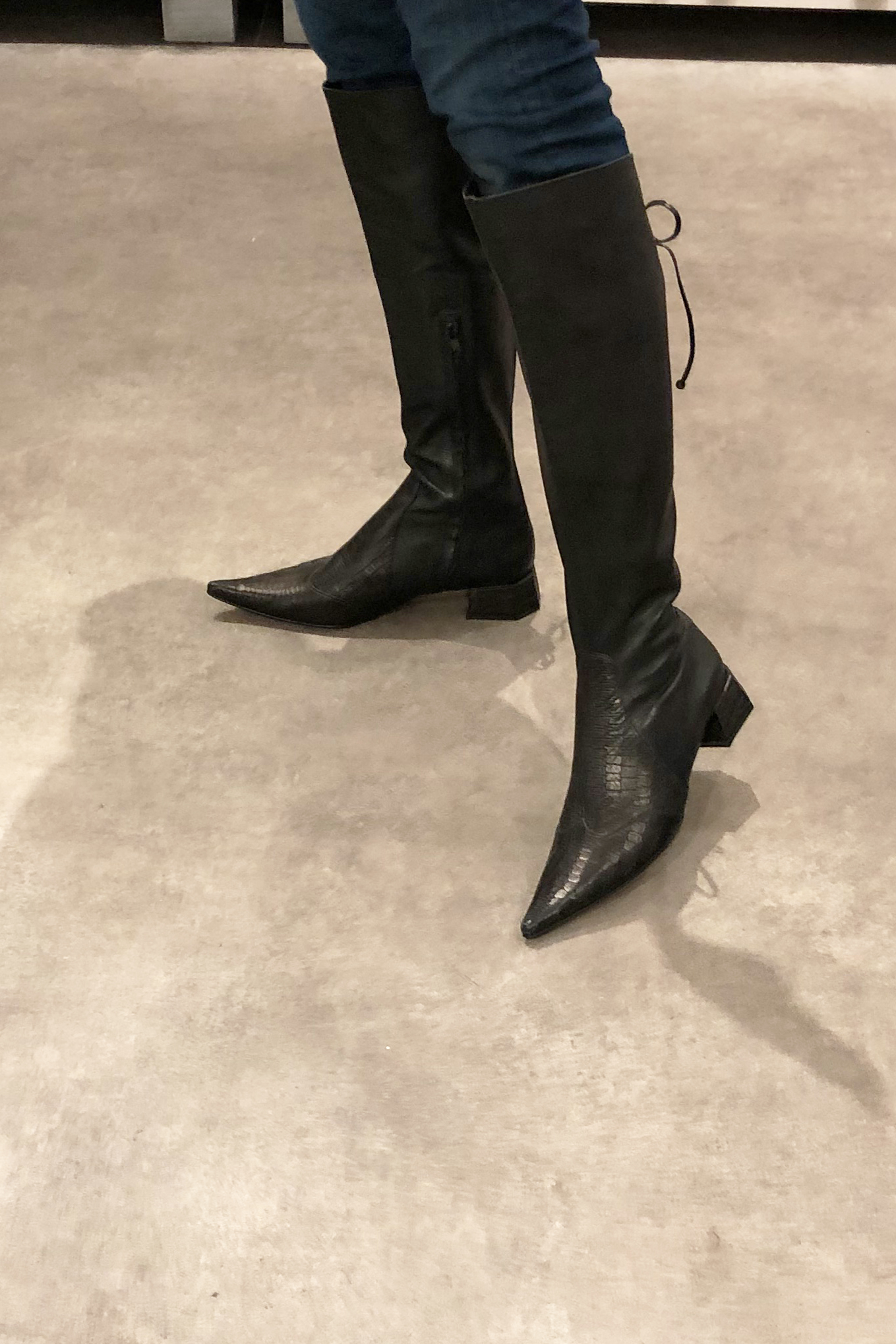 Bottes femme avec des lacets arrieres sur mesures noir satine Mollets fins ou larges Bout pointu. Petit talon evase. Personnalisation. Modele Madison Madrid